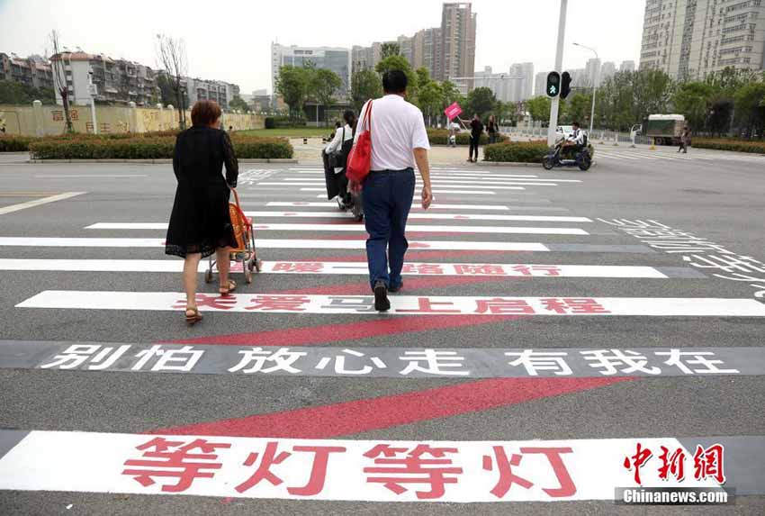 武漢に「待ってくれてありがとう」などのフレーズが書かれた橫斷歩道