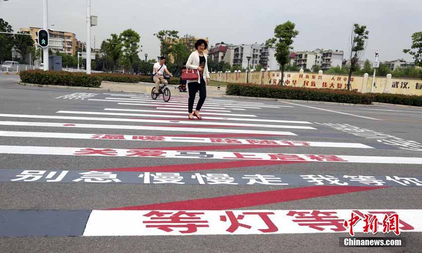 武漢に「待ってくれてありがとう」などのフレーズが書かれた橫斷歩道