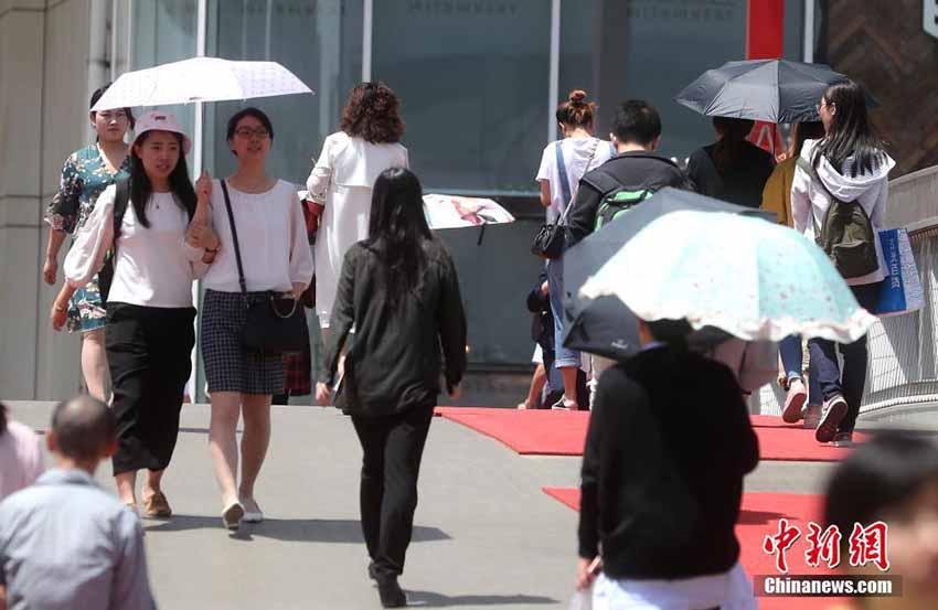 北京、再び気溫上昇して強(qiáng)い日差しの晴れ間広がる天気に