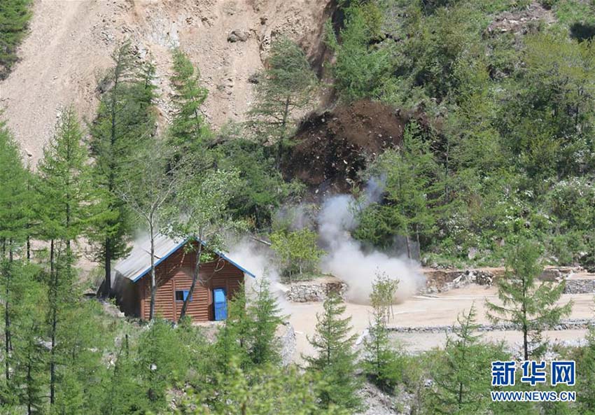 朝鮮咸鏡北道吉州郡の豊渓里核実験場で撮影された2號坑道の爆破の様子（5月24日、撮影?程大雨）。