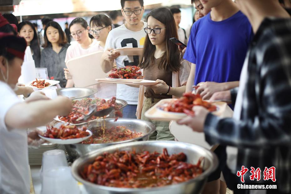 南京の大學(xué)、卒業(yè)生のために「ザリガニ祭り」