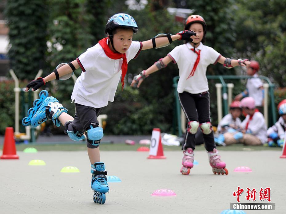 南京の小學(xué)校でローラーブレードコンテスト「風(fēng)のような少年」目指す