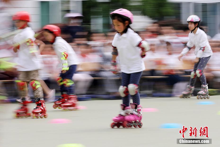 南京の小學(xué)校でローラーブレードコンテスト「風(fēng)のような少年」目指す