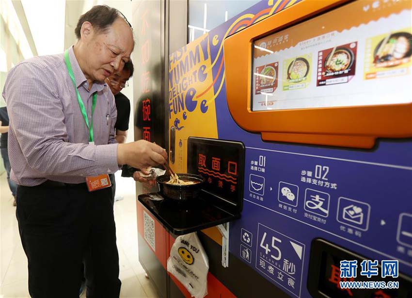 臺灣地區(qū)?香港地區(qū)?上海市出身者が共同開発した無人ラーメン店