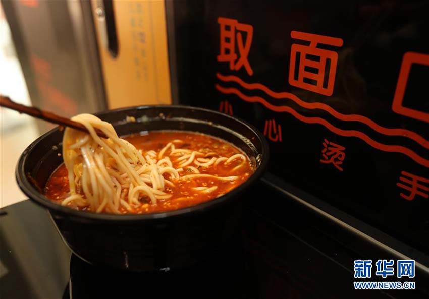 臺灣地區(qū)?香港地區(qū)?上海市出身者が共同開発した無人ラーメン店