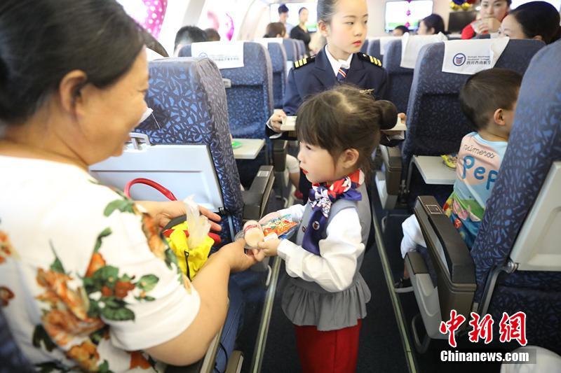 6月1日は「國際子供の日」、四川省の子供たちが飛行機(jī)から脫出を體験