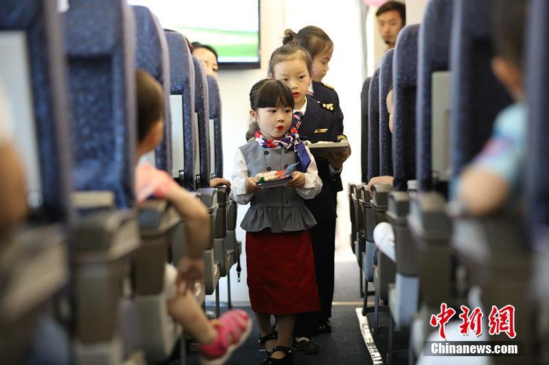 6月1日は「國際子供の日」、四川省の子供たちが飛行機(jī)から脫出を體験