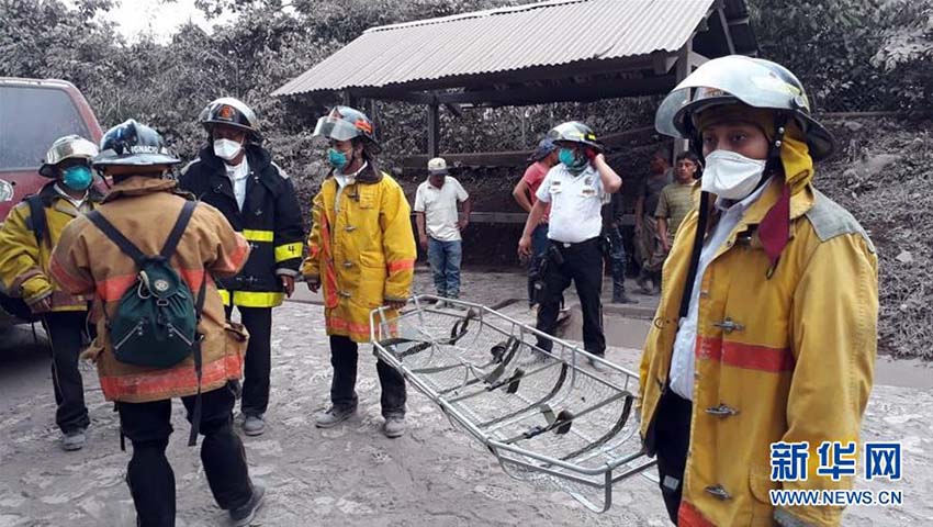 グアテマラのフエゴ火山が噴火　73人が死亡