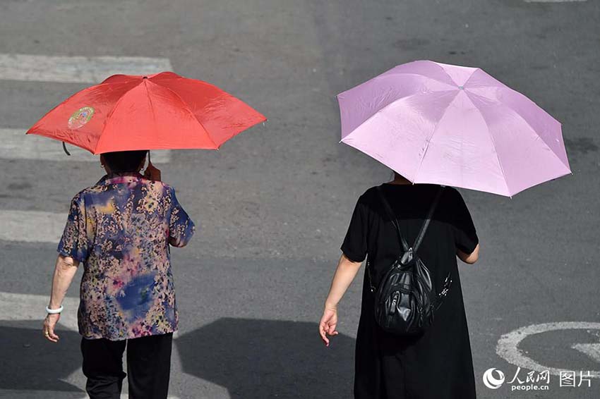 ギラギラと照りつける太陽、暑さ続く北京