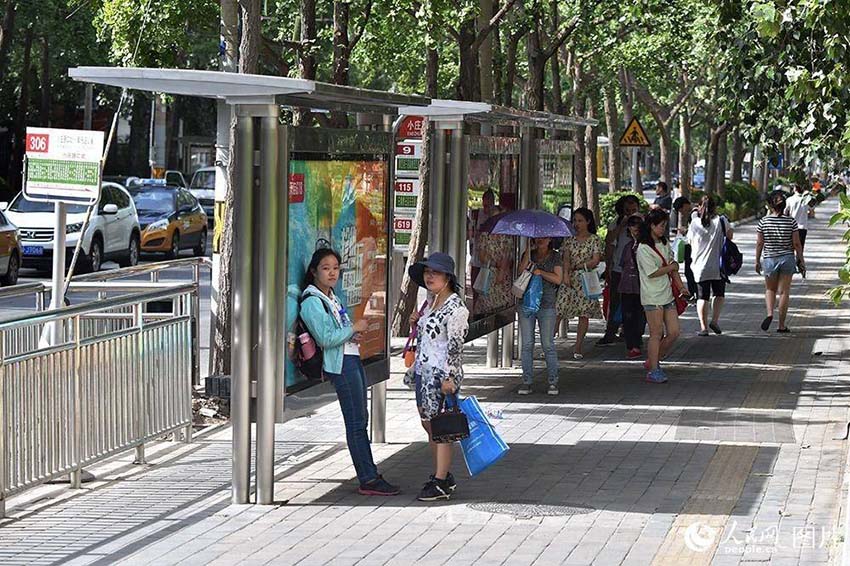 ギラギラと照りつける太陽、暑さ続く北京