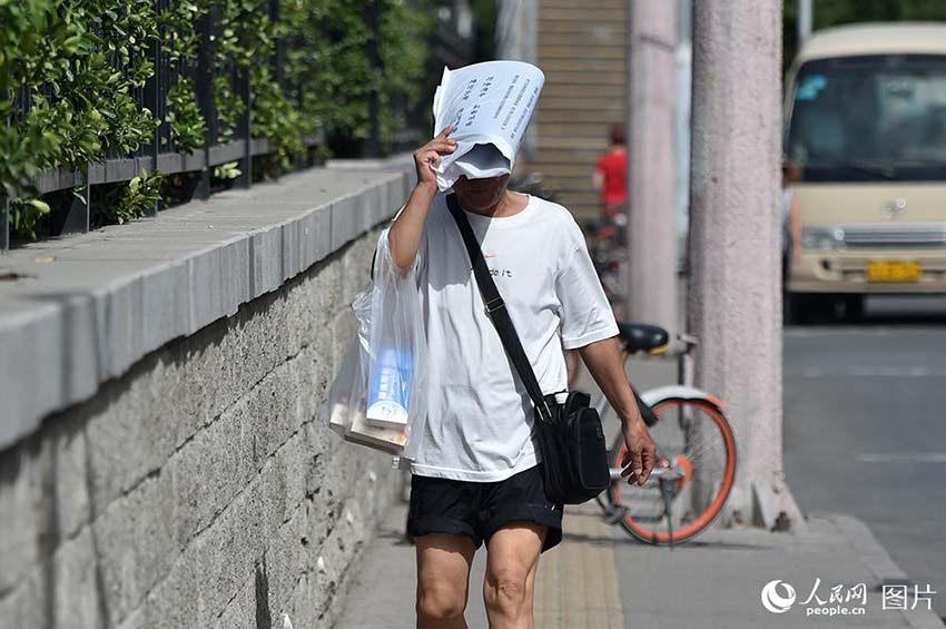 ギラギラと照りつける太陽、暑さ続く北京