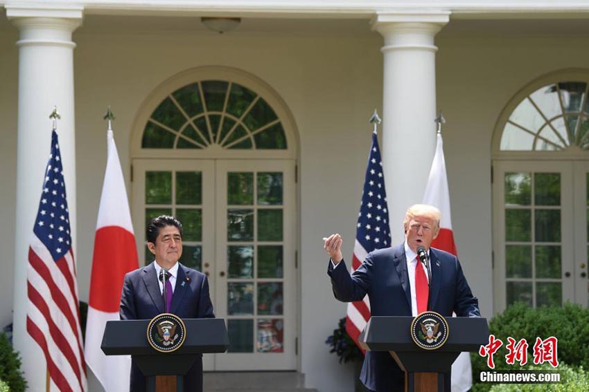 記者會見を行う米國のトランプ大統(tǒng)領(lǐng)（寫真右）と日本の安倍晉三首相（6月7日、撮影?■海洋、■は刀のノが橫向き）。