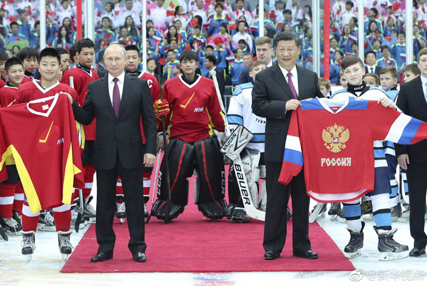 習近平國家主席とプーチン大統(tǒng)領にそれぞれロシアと中國のユニフォームをプレゼントしたユース選手たち。 