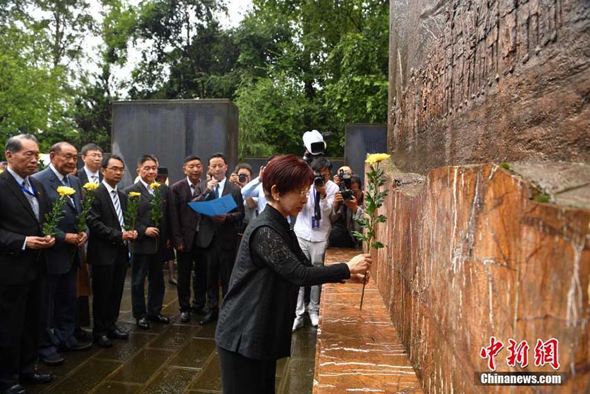 洪秀柱前主席率いる訪問団が雲(yún)南省の騰沖殉國者墓園で戦死者を追悼