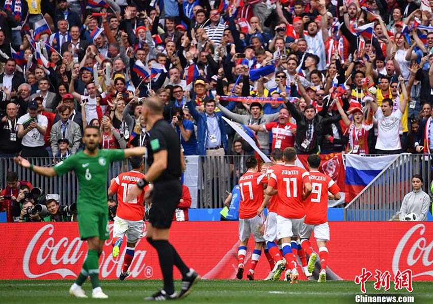 W杯開幕戦スタート　熱狂するサッカーサポーター