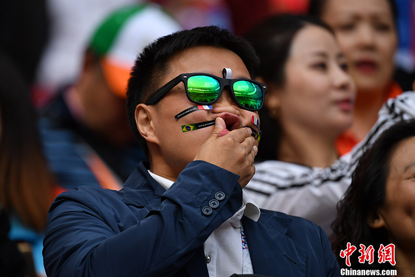 W杯開幕戦スタート　熱狂するサッカーサポーター