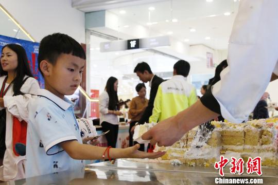 青海省西寧市にW杯開幕記念の長さ10メートルのケーキ登場