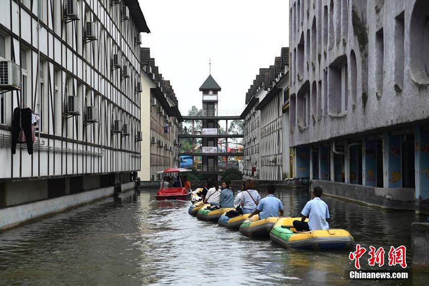 建物を突き抜けて進む人工運河で一風(fēng)変わった景色はいかが？　重慶市