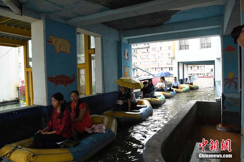 建物を突き抜けて進む人工運河で一風(fēng)変わった景色はいかが？　重慶市