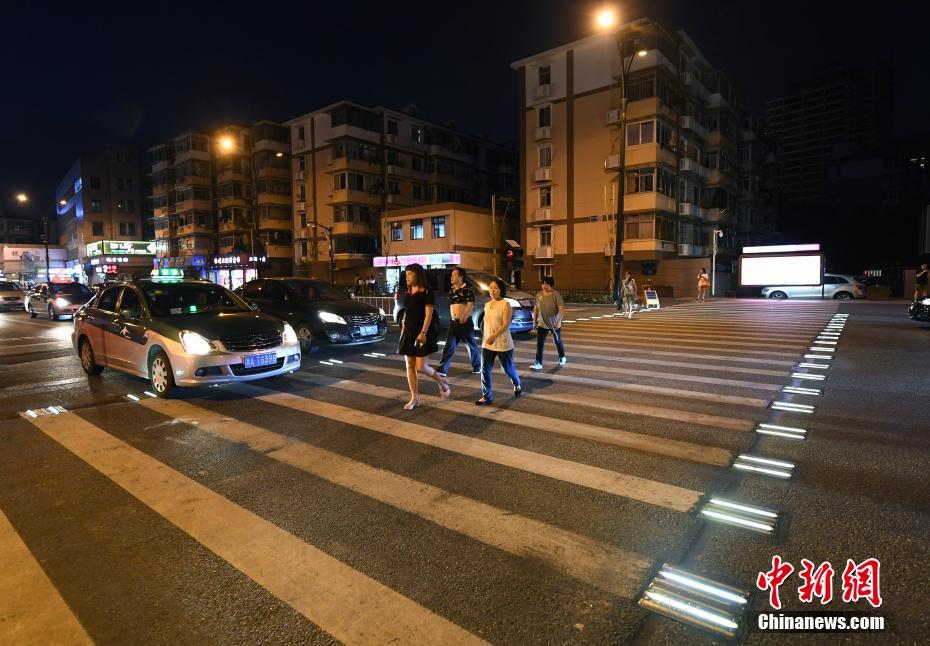 杭州市の街中に自動で點燈する橫斷歩道登場　歩行者の安全守る