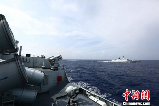 中國(guó)海軍艦隊(duì)が実戦的訓(xùn)練を?qū)g施