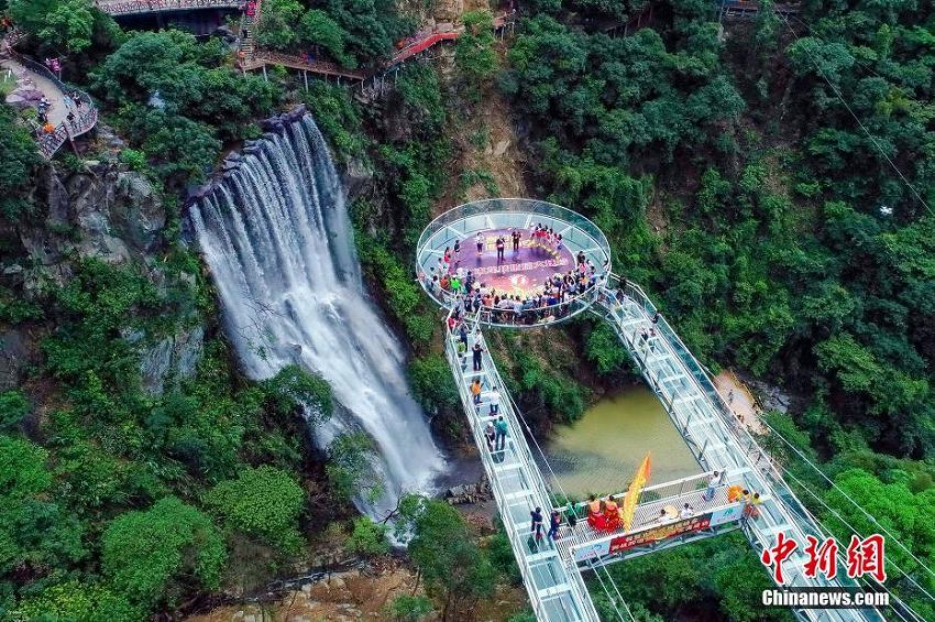 橋に亀裂が！5D効果で亀裂入るガラス吊り橋に思わずビックリ　広東省