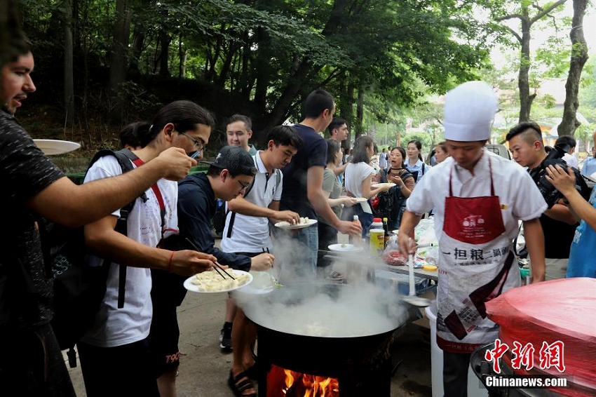 各國(guó)の留學(xué)生、緑に囲まれた遊歩道で茶葉入り餃子作りを體験　河南省