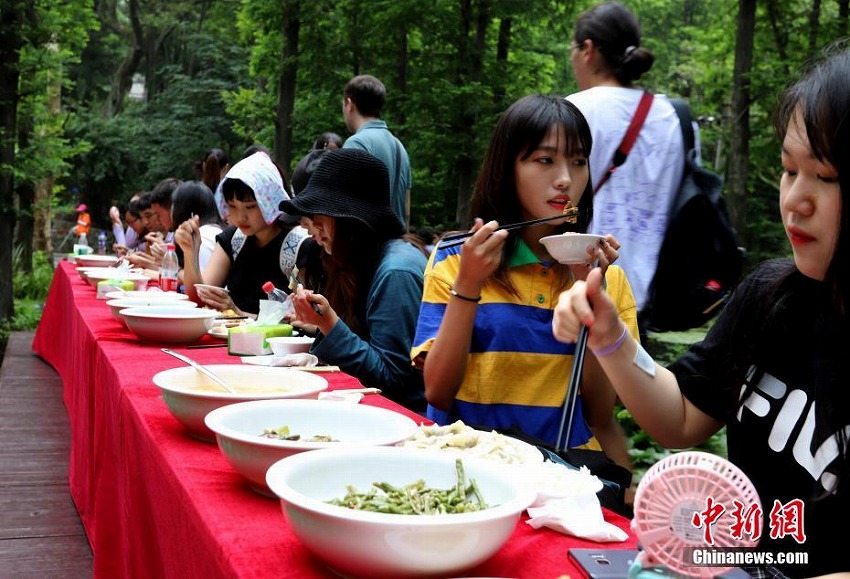 各國(guó)の留學(xué)生、緑に囲まれた遊歩道で茶葉入り餃子作りを體験　河南省