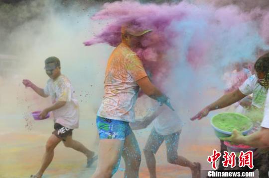 夏休みの幕開けはこれで決まり！重慶で家族向けのカラーパウダーイベント