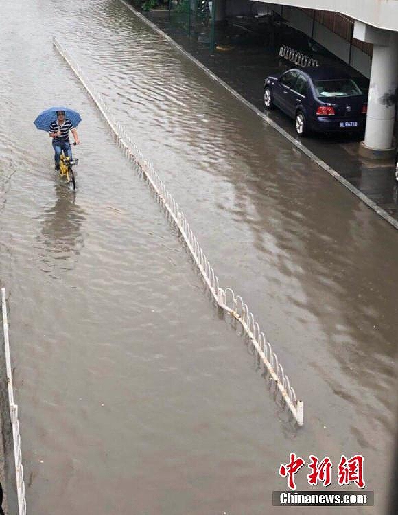 北京市　豪雨により多くの場所がまるで海と化す