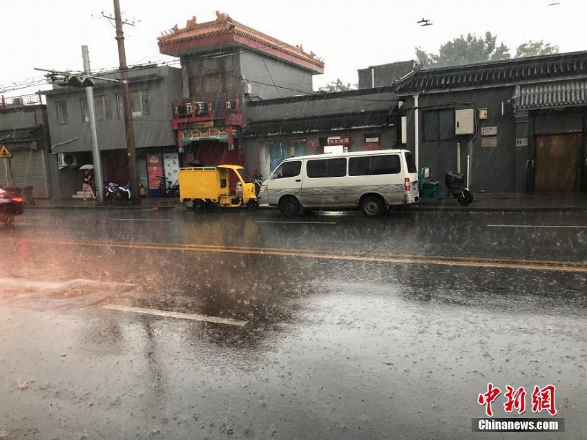 北京市　豪雨により多くの場(chǎng)所がまるで海と化す