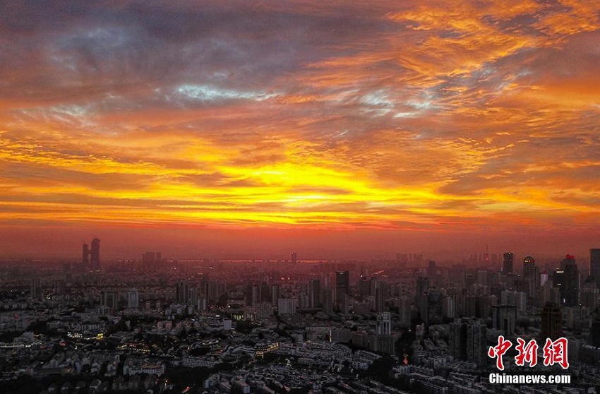 燃えるような夕焼け雲(yún)が南京市の上空を彩る　江蘇省