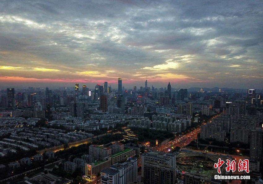 燃えるような夕焼け雲(yún)が南京市の上空を彩る　江蘇省