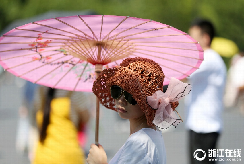 中國(guó)に「三伏天」が到來(lái)　完全武裝で猛暑に立ち向かう人々