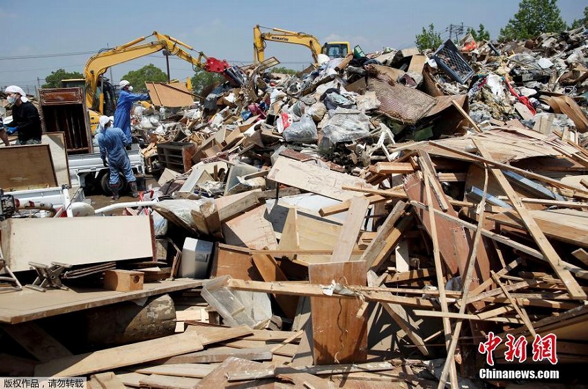 西日本豪雨被災地で猛暑、復興作業(yè)の妨げに