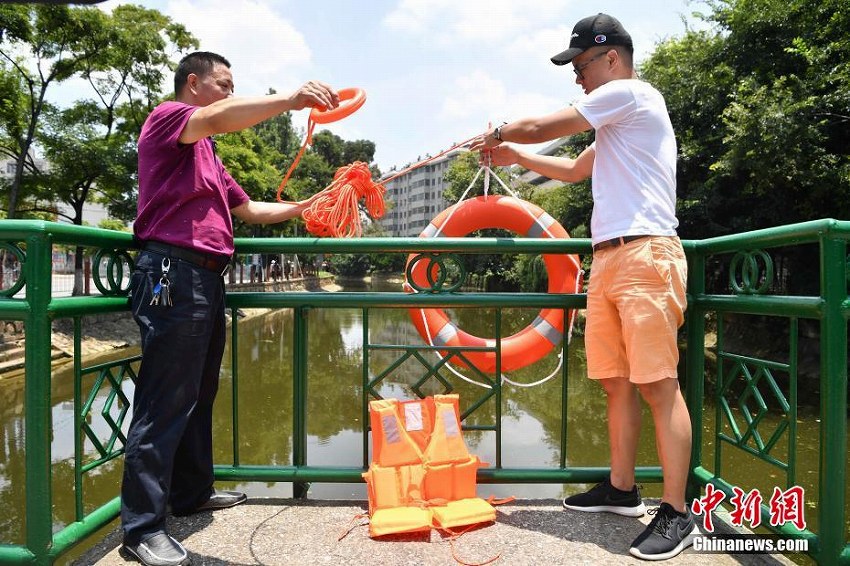 昆明市の川辺に「救命設(shè)備亭」が設(shè)置、救命胴著などが完備