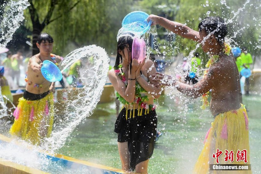 湖南省で連日の猛暑日、水かけイベントで涼を取る市民たち