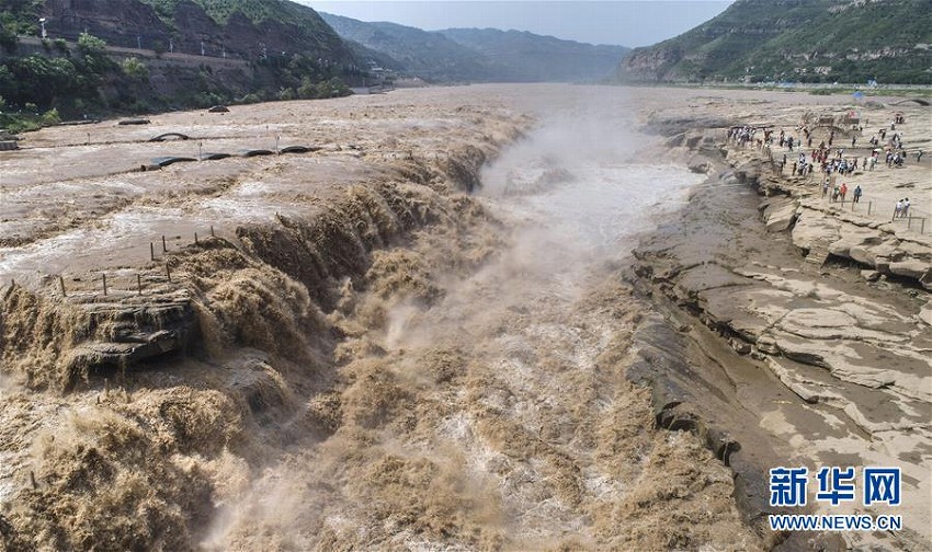 迫力ある滝の絶景　雨量増加で増水した黃河壺口瀑布群