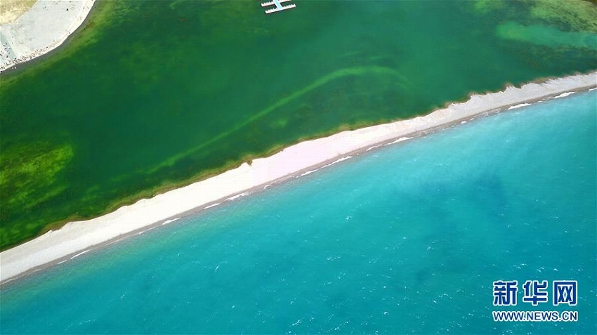 澄み切った青い水　新疆のサリム湖の美しい風(fēng)景