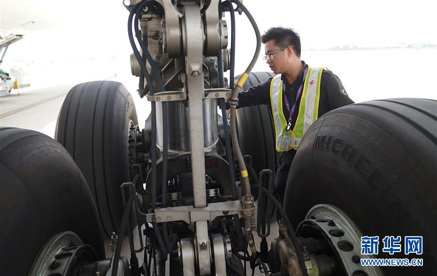 上海の空港職員、炎天下の中任務を著実に遂行