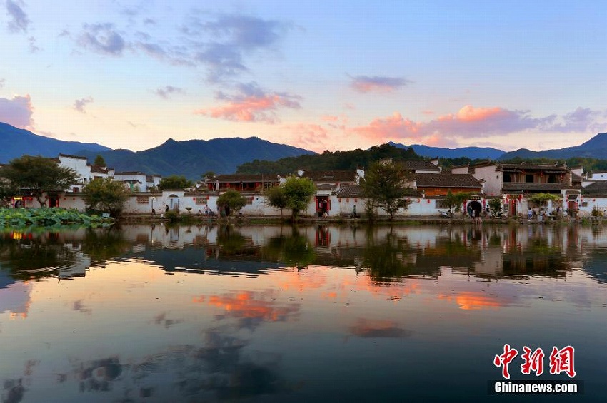 見事な美しさを見せる風(fēng)景　色とりどりの夕焼けに染まる安徽省皖南宏村