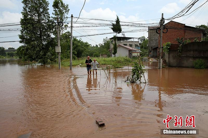 四川省內(nèi)江市で暴風(fēng)雨被害　被災(zāi)地は無(wú)殘な姿に