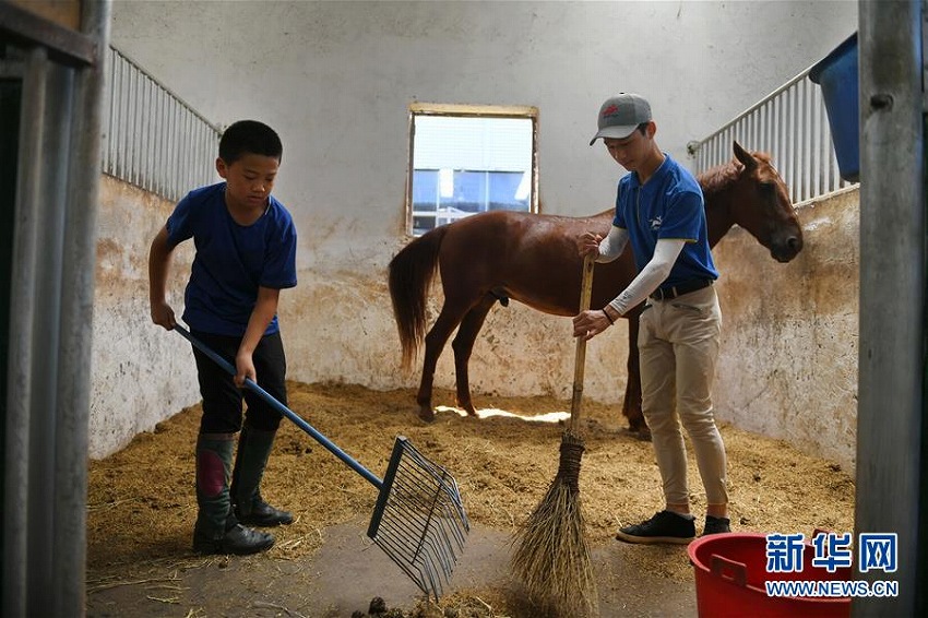 夢(mèng)は競(jìng)馬の騎手！ 陽(yáng)光馬術(shù)學(xué)校の生徒たち