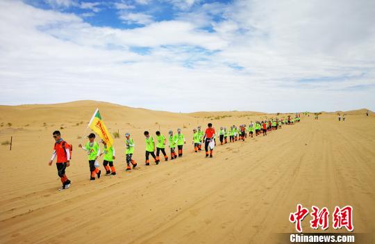 荒野のサバイバル！各國の青少年が砂漠キャンプに挑戦　甘粛省