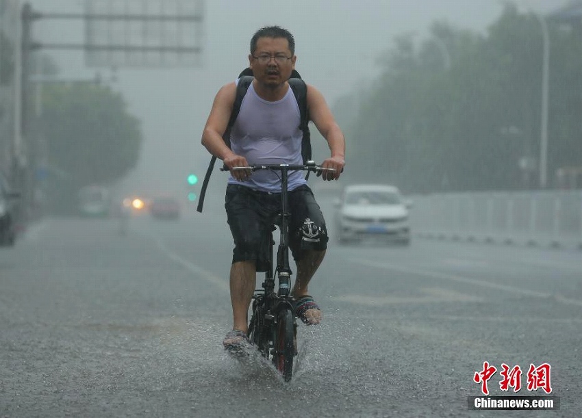 北京市で豪雨、連日の猛暑日に終止符