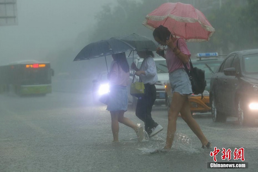 北京市で豪雨、連日の猛暑日に終止符