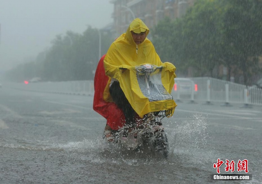 北京市で豪雨、連日の猛暑日に終止符