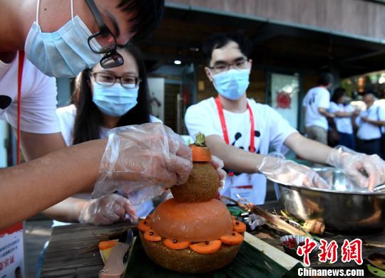 大陸部と臺(tái)灣地區(qū)の大學(xué)生たちがパンダに可愛らしい「エサ」を手作り