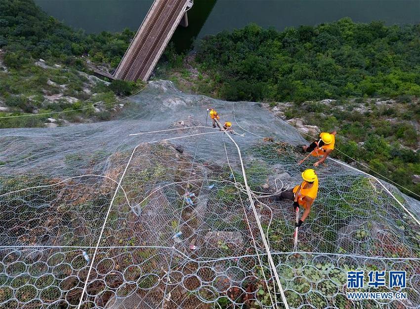 落石の危険性を取り除くため、斷崖にぶら下がり働く「外科醫(yī)」たち