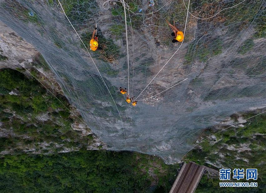 落石の危険性を取り除くため、斷崖にぶら下がり働く「外科醫(yī)」たち